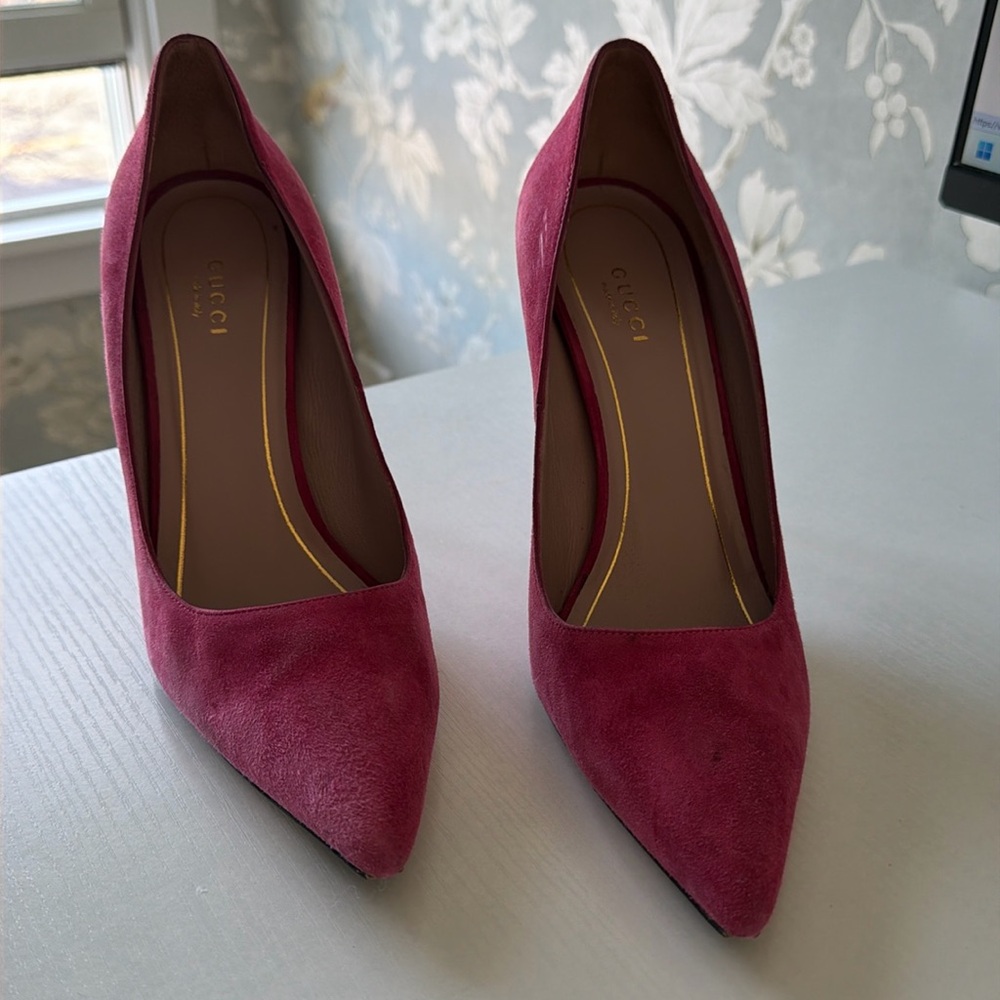 Gucci pink suede shoes